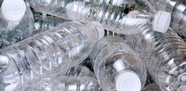 Riciclaggio di bottiglie di plastica - la seconda vita del polietilene tereftalato (PET)