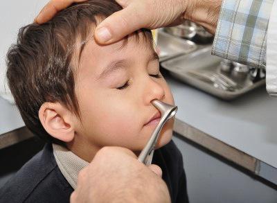 Ci liberiamo dal freddo. Come i bambini si lavano il naso con la soluzione salina?