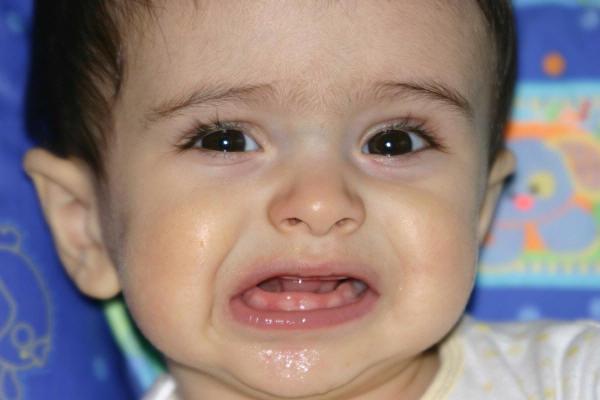 quando un bambino inizia a tagliarsi i denti