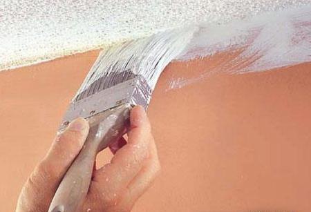 pittura del soffitto con vernice a base d'acqua