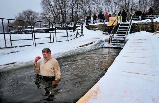 Preghiera dell'Epifania prima di fare il bagno al momento del reclutamento dell'acqua sul battesimo