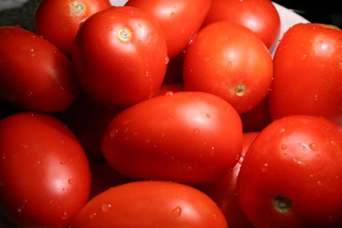 cosa fa il pomodoro rosso?