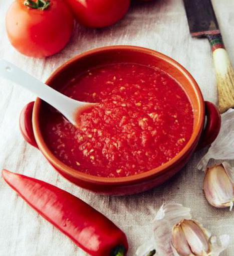 ricetta per l'Adjika dal peperone rosso per l'inverno 