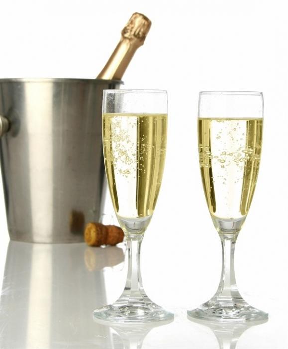 Cosa mangiano lo champagne? Studiamo le sottigliezze dell'etichetta alcolica