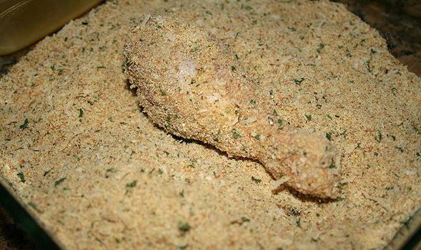 cosce di pollo nel pangrattato nella ricetta del forno con una foto