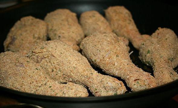 cosce di pollo impanate in un forno con patate