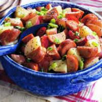 Prepariamo un'insalata deliziosa e nutriente con salsiccia e crostini