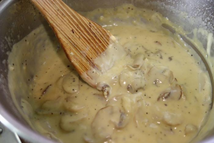 Salsa di funghi surgelati: ricetta. Salsa ai funghi di funghi surgelati con panna acida in un multivark