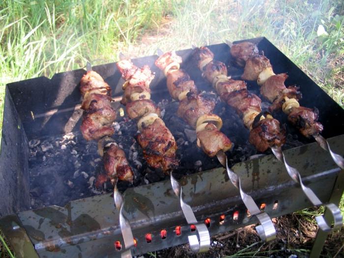 Come usare la marinata dall'acqua minerale per lo shish kebab di maiale