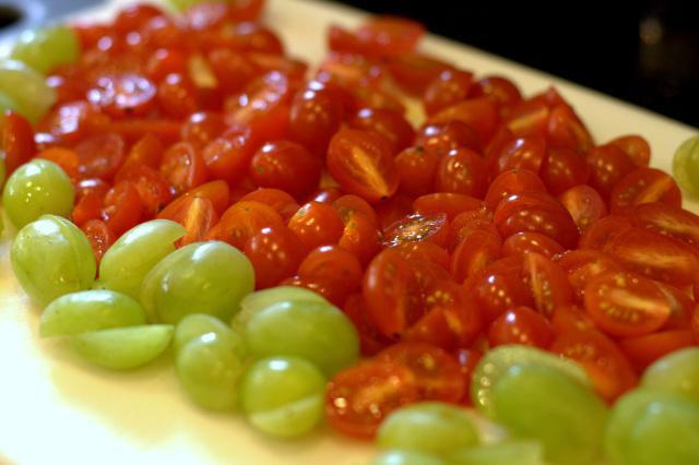 pomodori con uva per l'inverno senza aceto