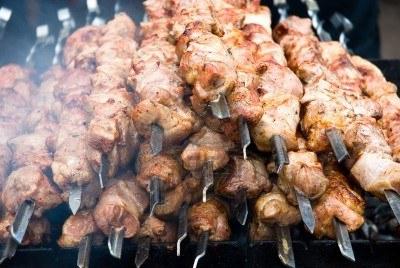 Quale carne è meglio assumere con gli shish kebab: maiale, manzo, montone o pollame?