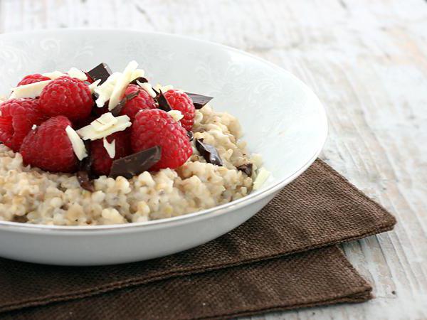 Porridge di farina d'avena nel forno a microonde. Colazione veloce e salutare