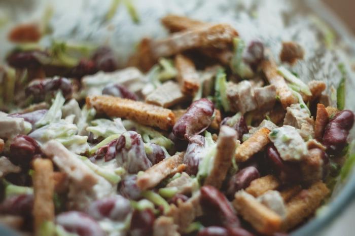 Fagioli rossi Ricetta per la cucina messicana e una semplice insalata