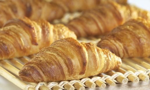 Croissant di pasta sfoglia di lievito - una vera prelibatezza francese