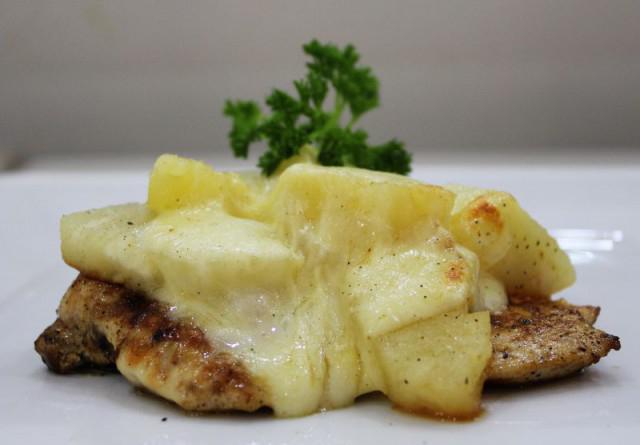 formaggio all'aglio di pollo all'ananas