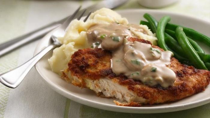 Petto di pollo con funghi in salsa cremosa. La ricetta per cucinare