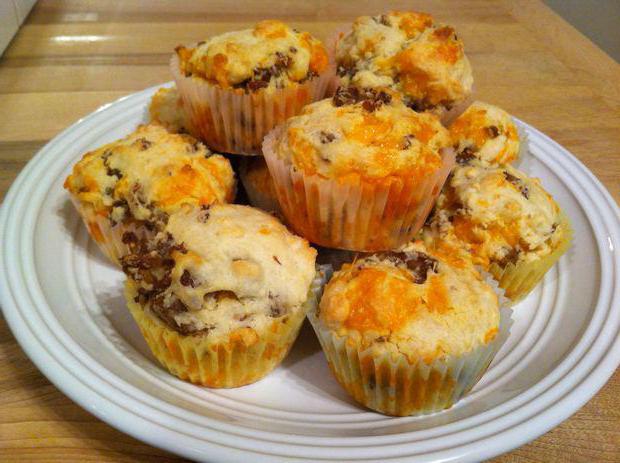 Muffin con formaggio e salsiccia. Delizioso e abbondante cupcake in pochi minuti