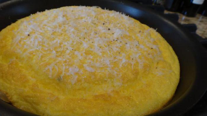 frittata con farina e latte in una padella