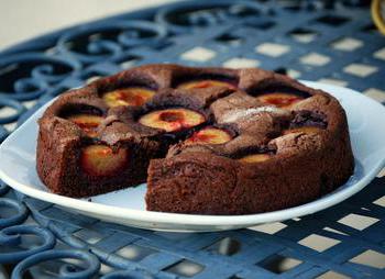 torta al cioccolato con prugne allo yogurt