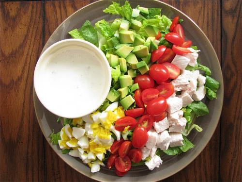 Insalata con pomodori e pollo e formaggio. Ricette originali