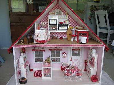 Ti dico come costruire una casa per Barbie. Faremo un giocattolo eccellente per il bambino con le nostre mani