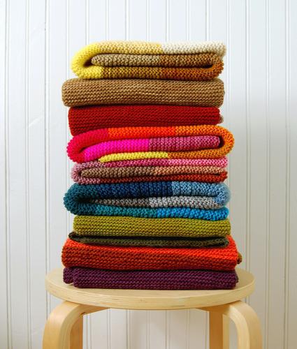 Il lavoro a maglia con ferri da maglia per bambini è un utile hobby