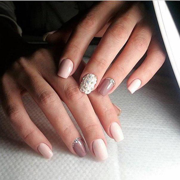 Idee di manicure con gommalacca beige