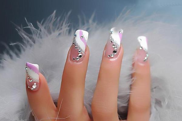 Come fare una manicure con strass a casa?