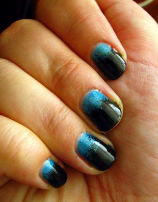 manicure scura su smalto gel per unghie corte