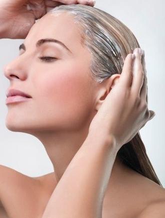 Maschera con l'henné incolore per i capelli e i suoi benefici