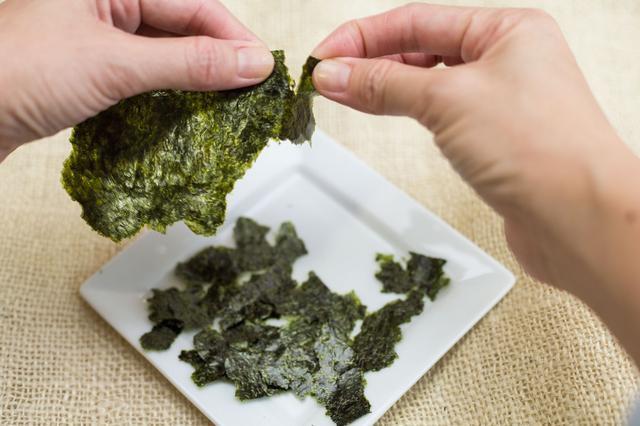 Applicazione di polvere di alghe. Alghe in cosmetologia e culinaria