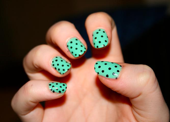 Elegante manicure alla menta (foto)