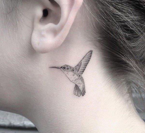 tatuaggio colibrì sul collo