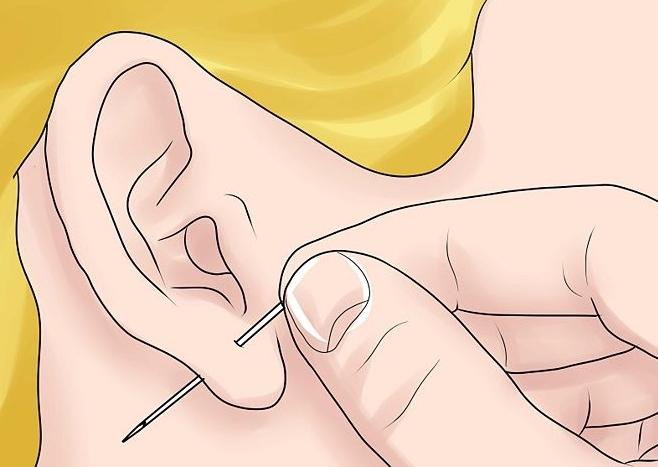 come perforare un orecchio a casa