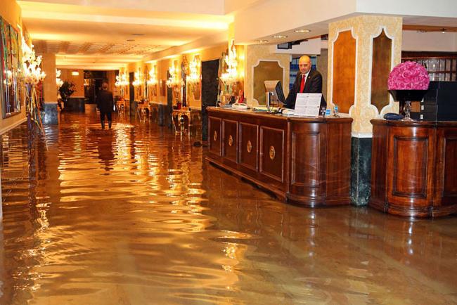 Inondazioni a Venezia. Element non risparmia la città