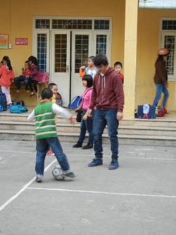 Come diventare popolare a scuola: questo non si riflette