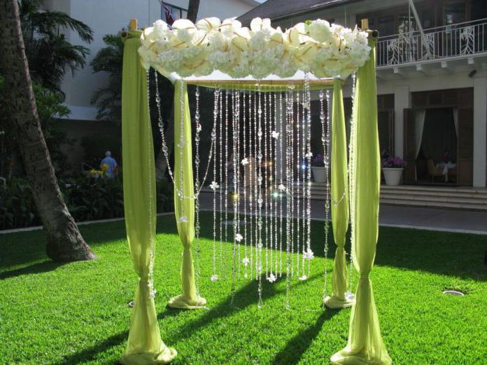 decorazione dell'arco con panno per il matrimonio