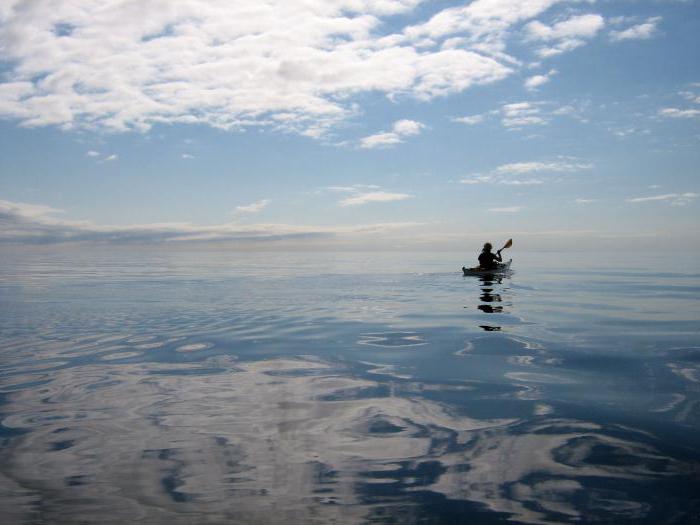 Pesca nel piccolo mare Baikal in estate