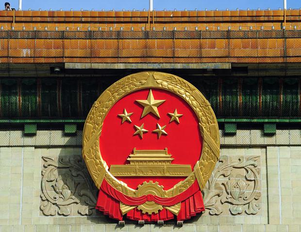 Che cosa simboleggiano la bandiera e lo stemma della Cina? Qual è la loro storia?